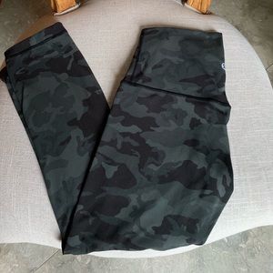 Lululemon Align Crop 21” Camo Gator Size 4 SOLD